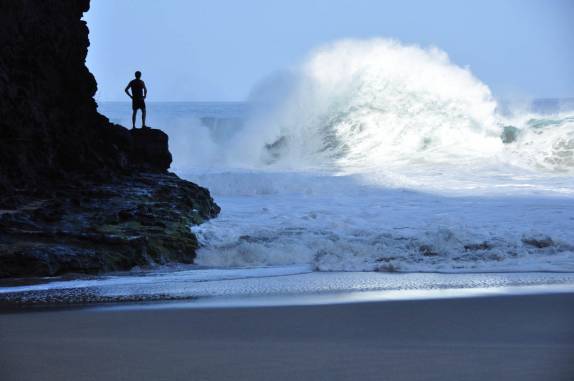 Um mirante avançado para melhor admirar as grandes ondas de Kalalau, na Na'Pali Coast, costa norte de Kauai, no Havaí